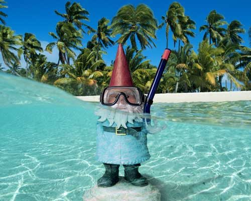 Anuncio de Travelocity - Gnomo en el océano con equipo de snorkel